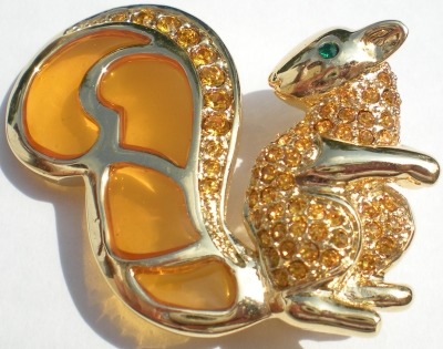 Jewelry - Fashion PINSquirrel1 Squirrel Looking Backward Pin Brooch Gold Tone Green Crystal Eyes