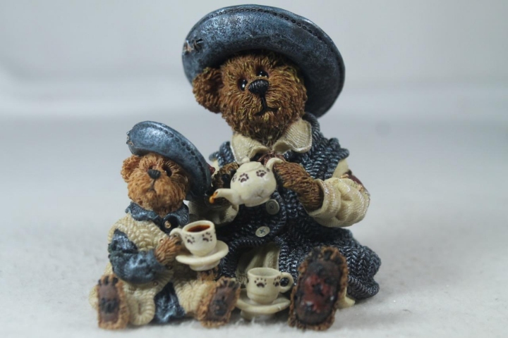 Boyds Bears Collection 2002Membership Catherine and Caitlin Berriweather Figurine