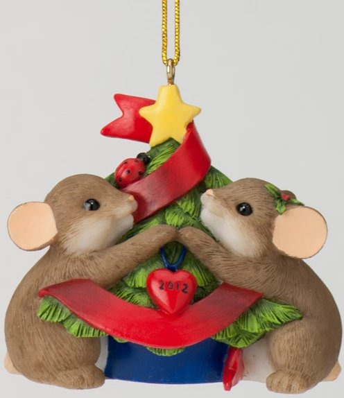 Charming Tails 4027666 Our Love Decorates the Season Ornament