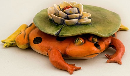DaNisha Sculpture M007 Alado Lily's Frog Hat with Lid