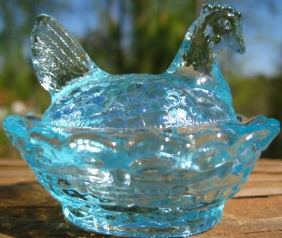 Degenhart Glass DEGCSSapphire Sapphire Chick Salt - Hen on Nest