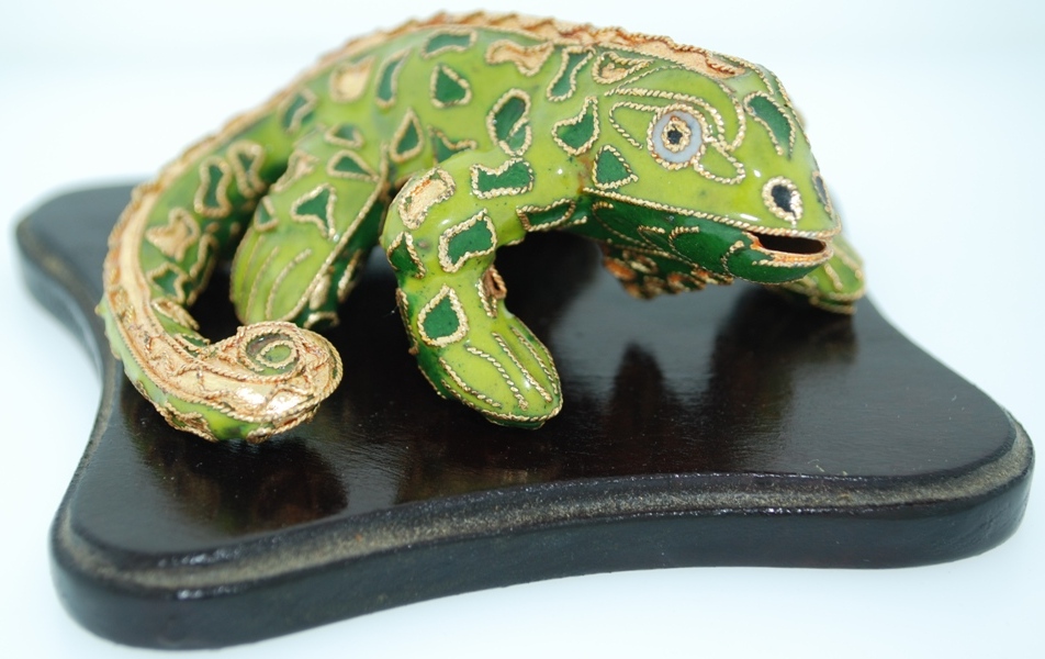 Kubla Crafts Cloisonne KUB 6 4853LG Light Green lizard with Wood Stand