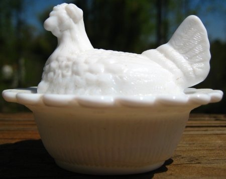 Mosser Glass 230Mlk Hen on Nest 3 Inch Salt 230 Milk
