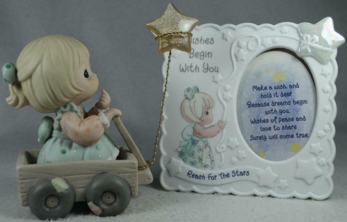Precious Moments C0119 A World Of Peace 1999 Charter Frame and Figurine